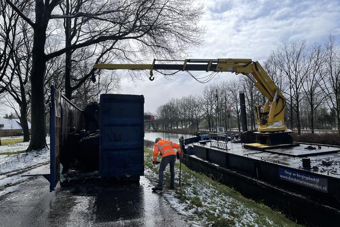 Twee personenwagens uit Zuid-Willemsvaart gehaald