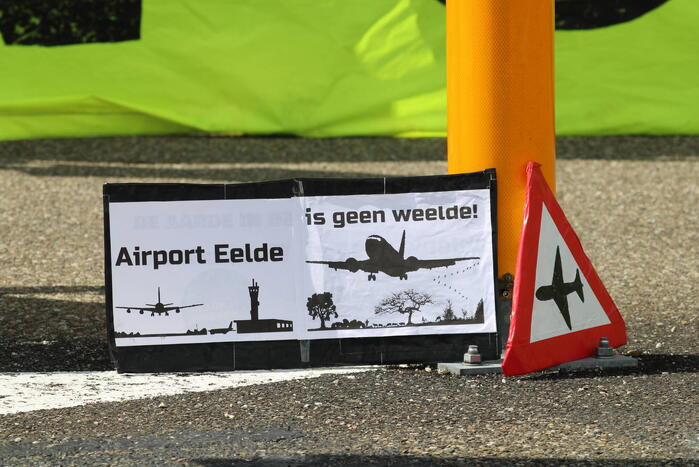 Demonstratie van Extinction Rebellion bij vliegveld
