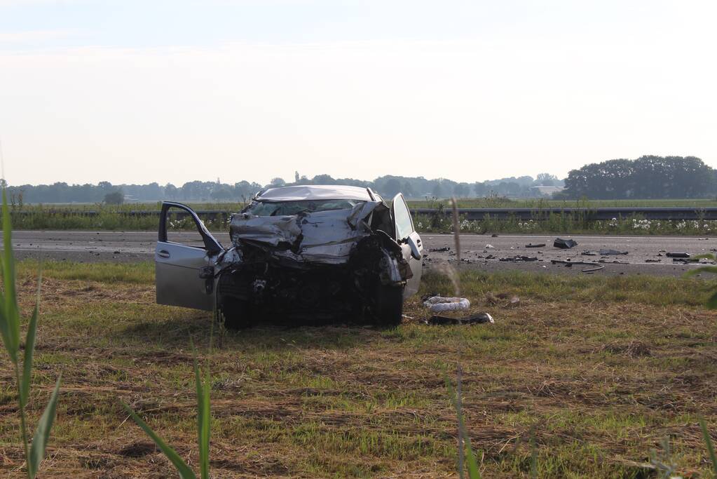 Auto rijdt op vrachtwagen bestuurder komt om