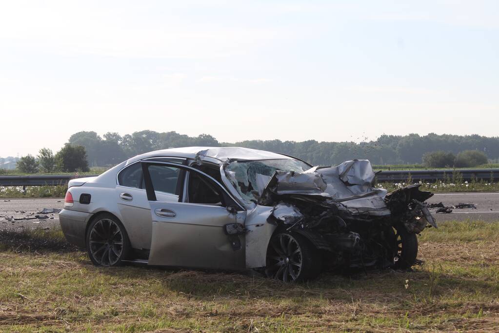 Auto rijdt op vrachtwagen bestuurder komt om