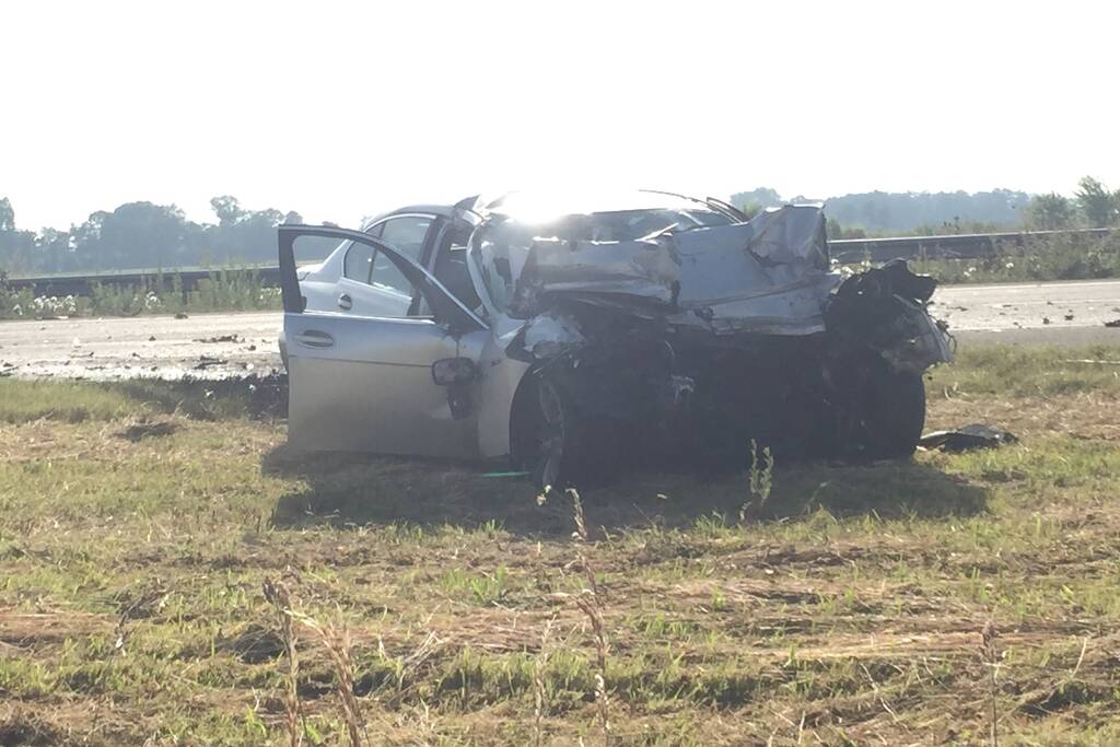 Auto rijdt op vrachtwagen bestuurder komt om