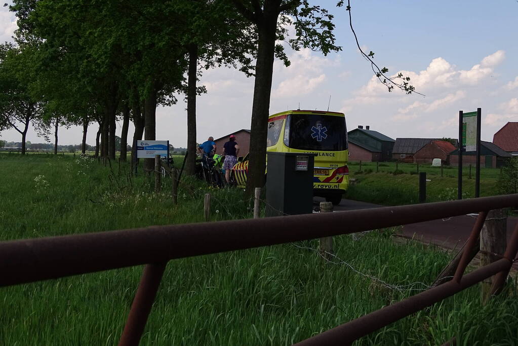 Presentator Tijs van den Brink raakt gewond na val met racefiets