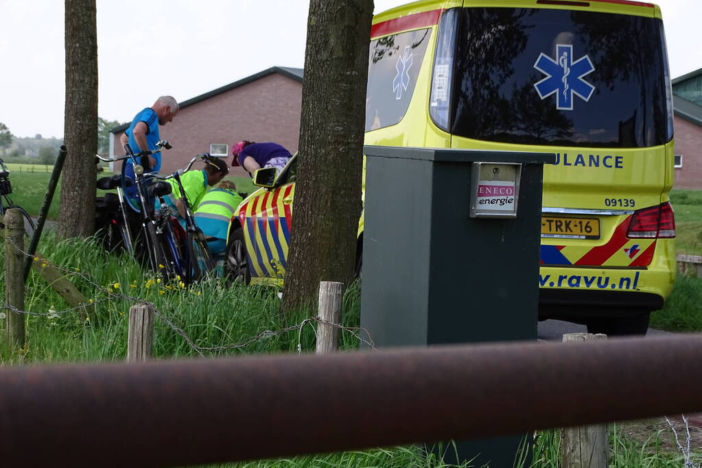 Presentator Tijs van den Brink raakt gewond na val met racefiets