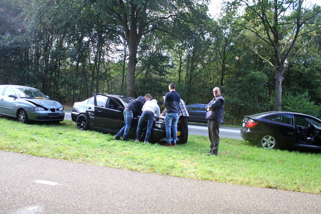 Kop-staartbotsing tussen drie personenauto's