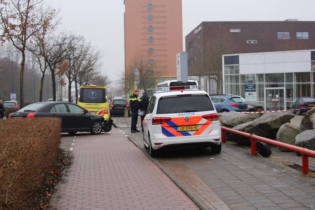 Automobilist rijdt snorscooter aan