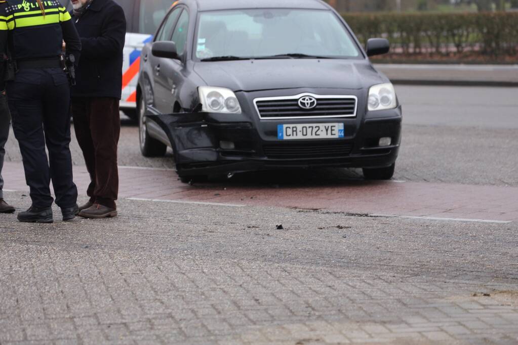 Automobilist rijdt snorscooter aan