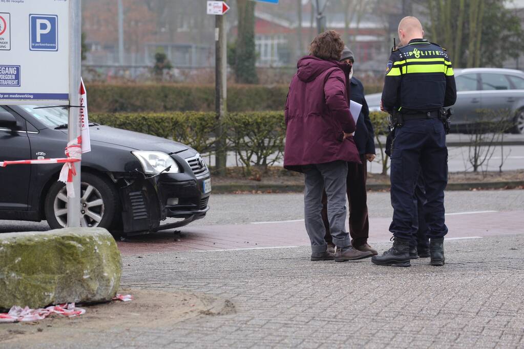 Automobilist rijdt snorscooter aan