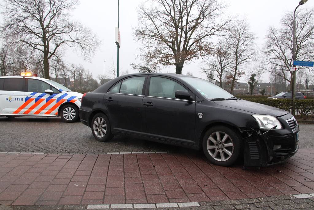 Automobilist rijdt snorscooter aan