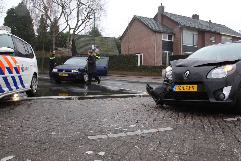 Twee auto's botsen op elkaar op een kruispunt