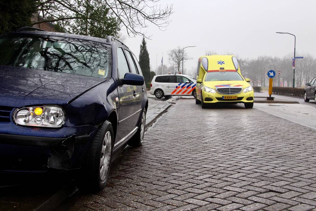 Twee auto's botsen op elkaar op een kruispunt