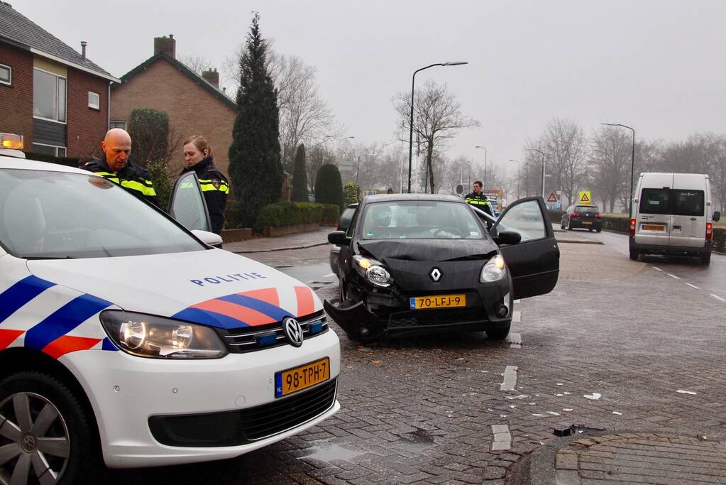 Twee auto's botsen op elkaar op een kruispunt