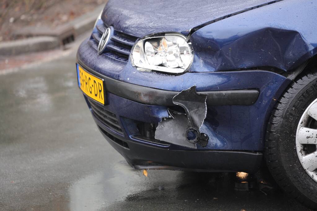 Twee auto's botsen op elkaar op een kruispunt