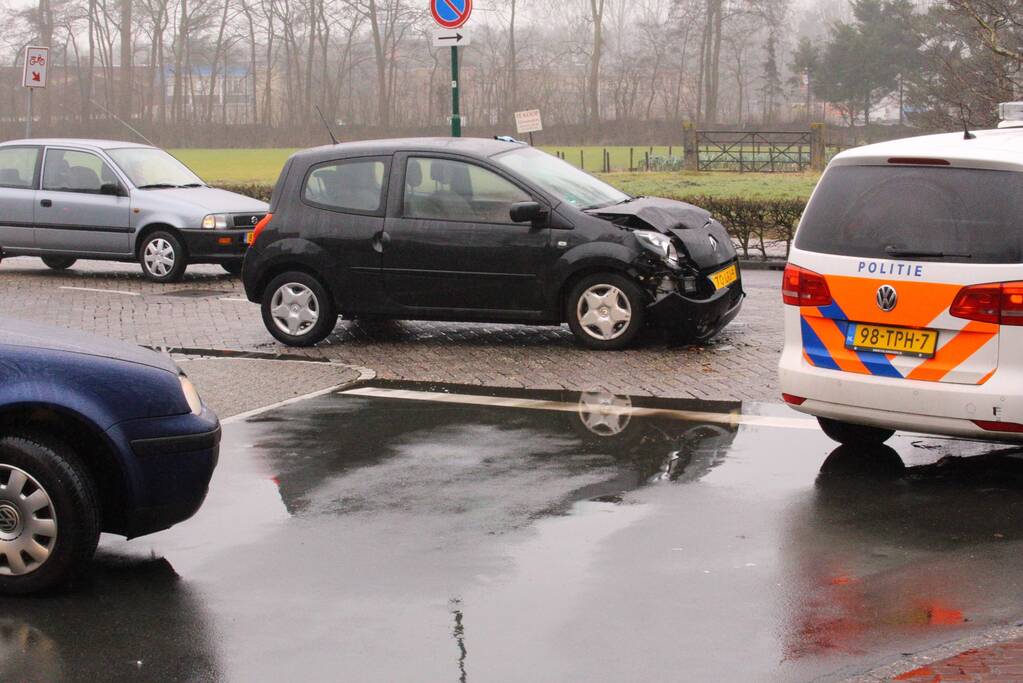 Twee auto's botsen op elkaar op een kruispunt