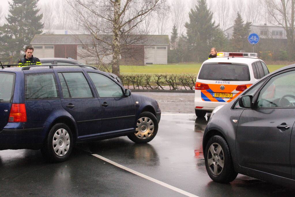 Twee auto's botsen op elkaar op een kruispunt