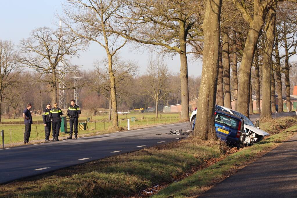 Twee auto's botsen frontaal op elkaar