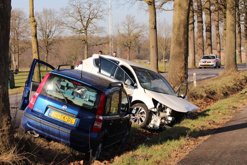 Twee auto's botsen frontaal op elkaar