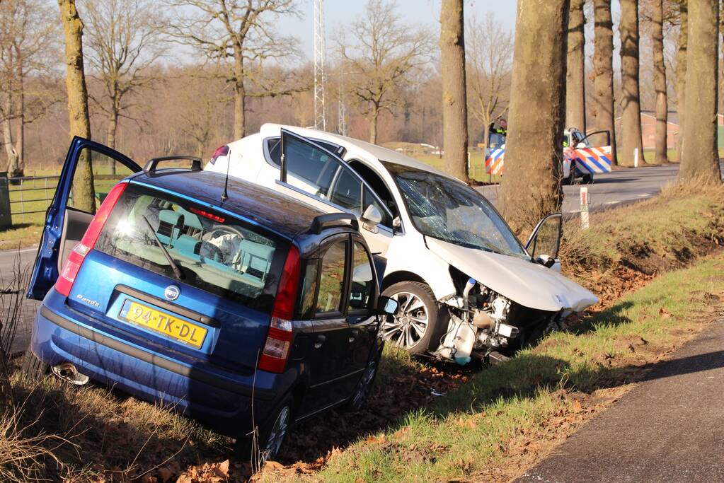 Twee auto's botsen frontaal op elkaar