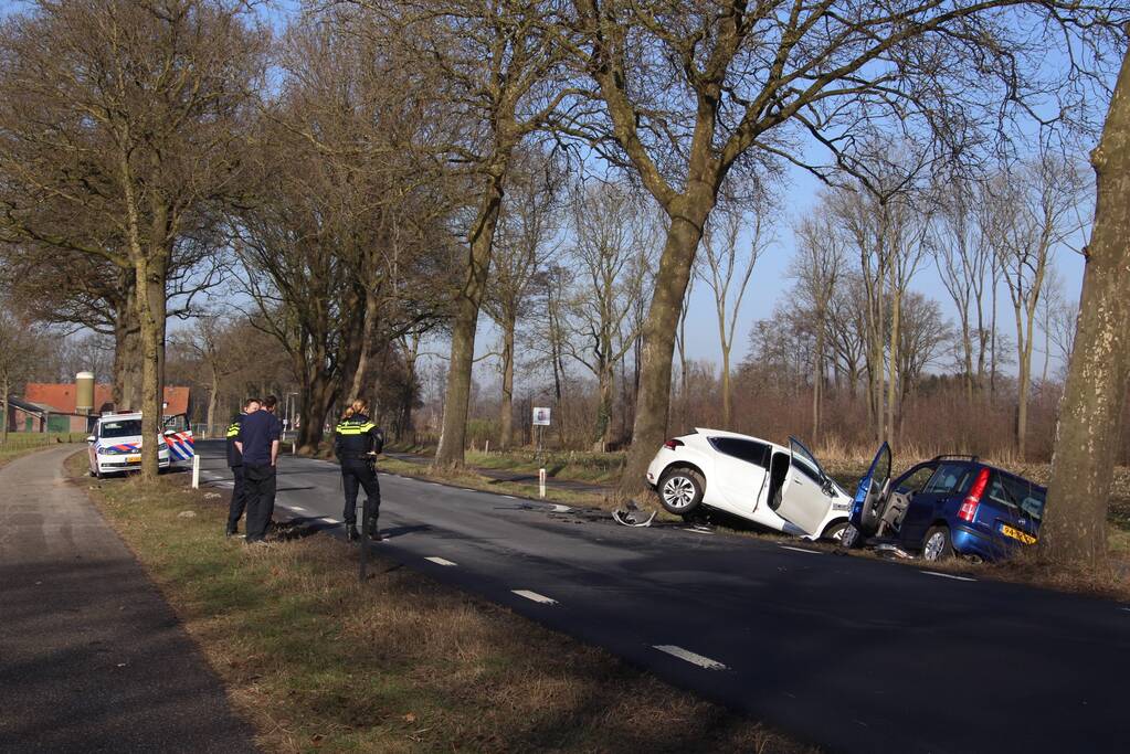 Twee auto's botsen frontaal op elkaar