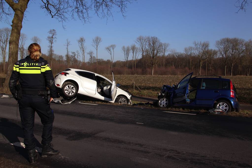 Twee auto's botsen frontaal op elkaar