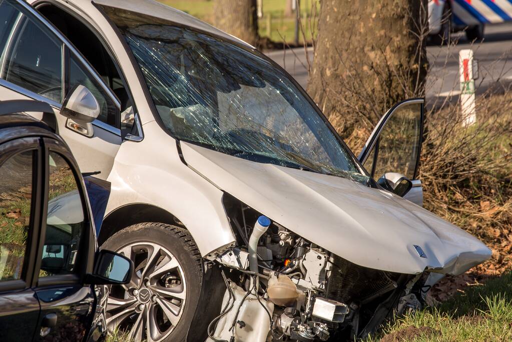 Twee auto's botsen frontaal op elkaar