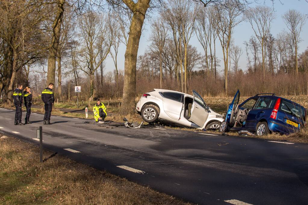 Twee auto's botsen frontaal op elkaar