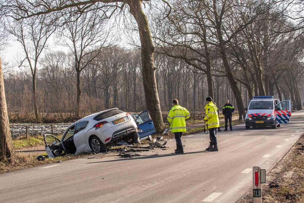 Twee auto's botsen frontaal op elkaar