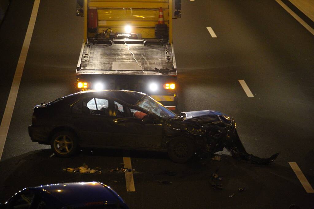 Auto over de kop na aanrijding