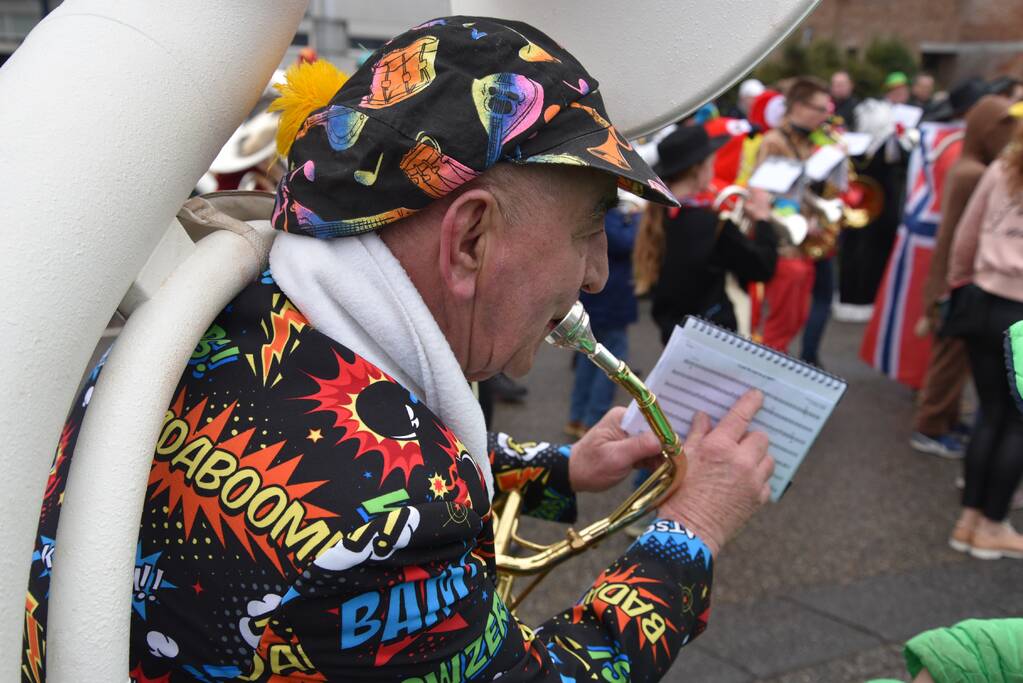 Drukke gezelligheid bij 41e carnavalsoptocht