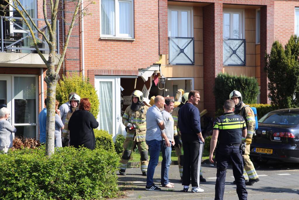 Auto rijdt tegen gevel van woning