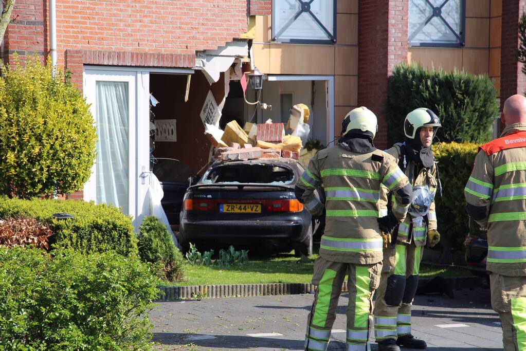 Auto rijdt tegen gevel van woning