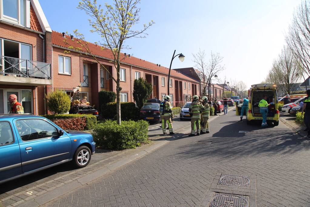 Auto rijdt tegen gevel van woning