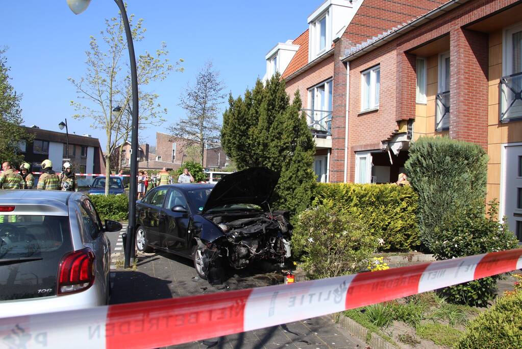 Auto rijdt tegen gevel van woning