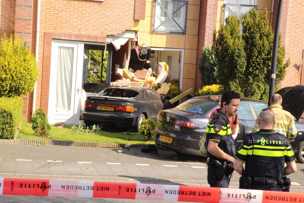 Auto rijdt tegen gevel van woning