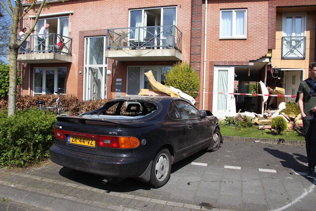 Auto rijdt tegen gevel van woning