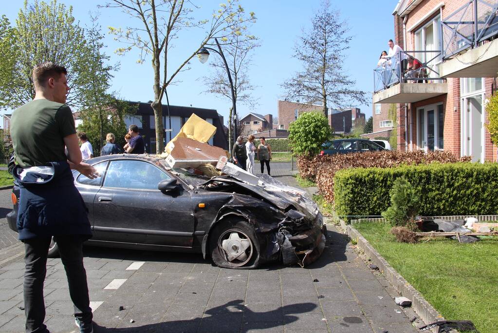 Auto rijdt tegen gevel van woning