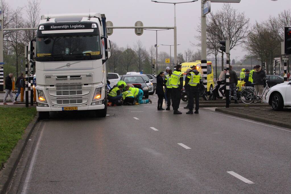 Vrachtwagen rijdt scooter aan