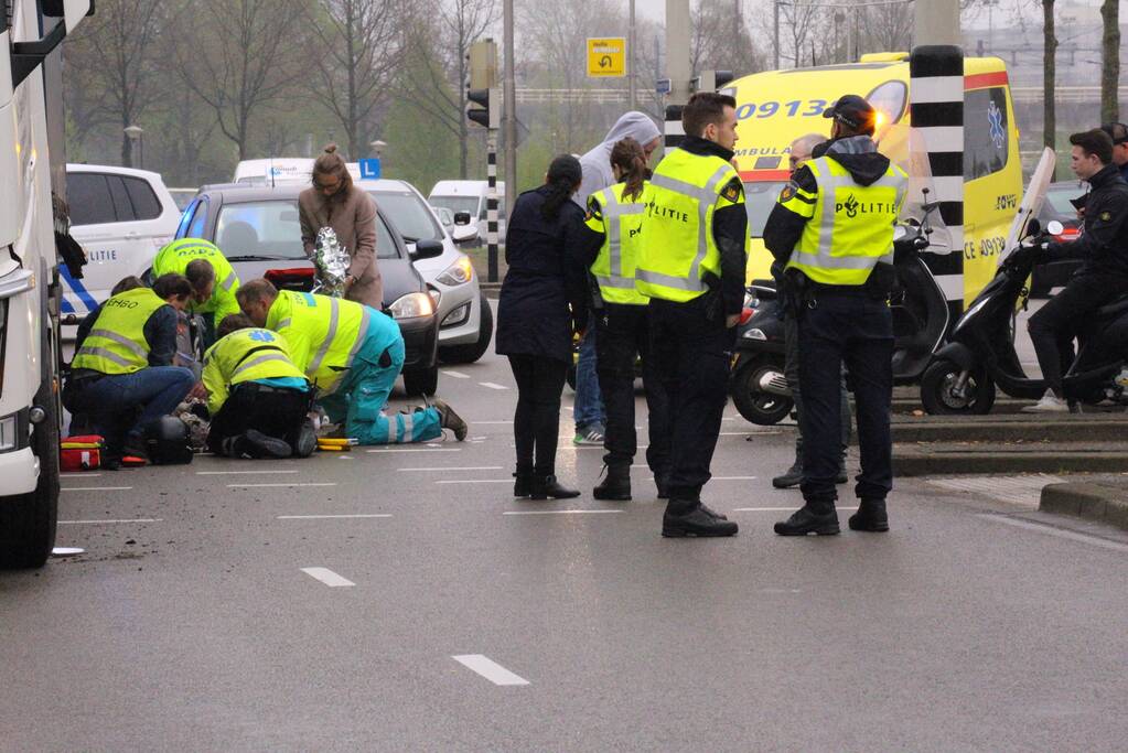 Vrachtwagen rijdt scooter aan