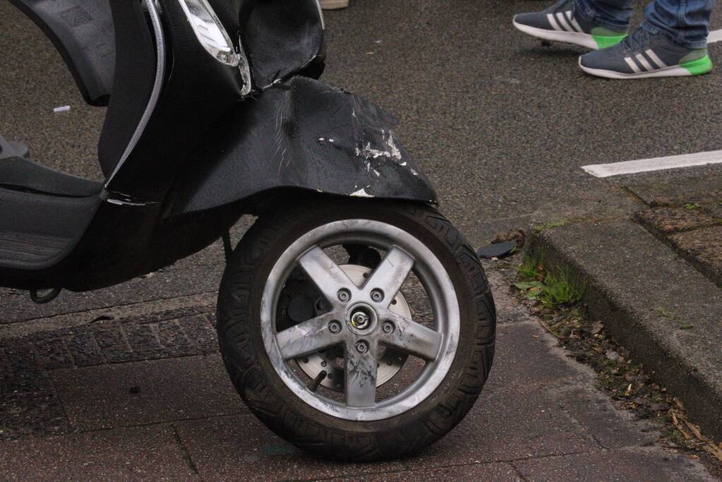 Vrachtwagen rijdt scooter aan