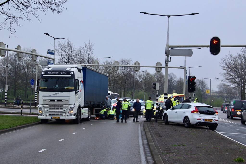 Vrachtwagen rijdt scooter aan