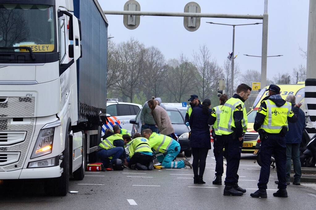 Vrachtwagen rijdt scooter aan