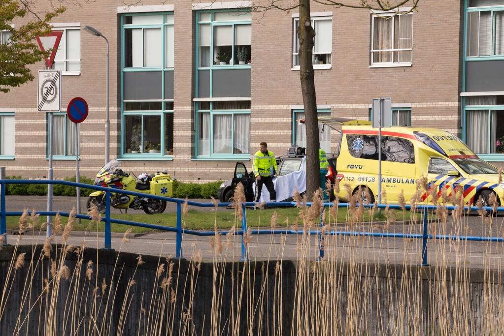 Automobilist botst tegen verkeerspaal