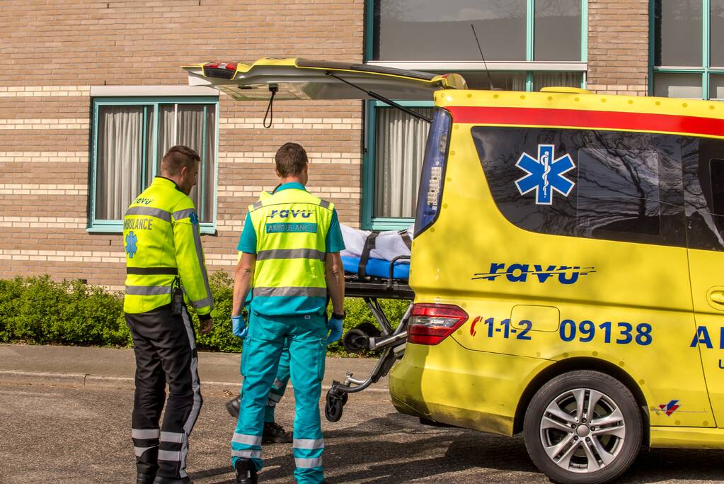 Automobilist botst tegen verkeerspaal