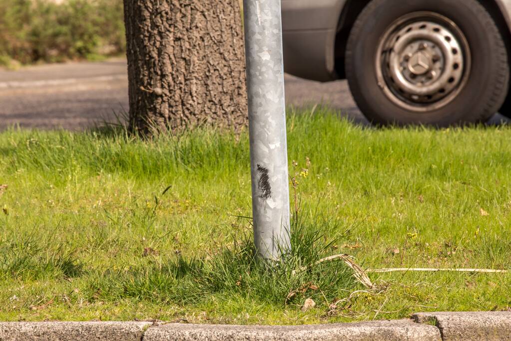 Automobilist botst tegen verkeerspaal