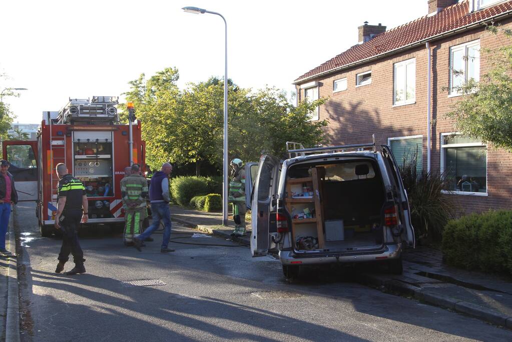 Bestelbus gaat in vlammen op