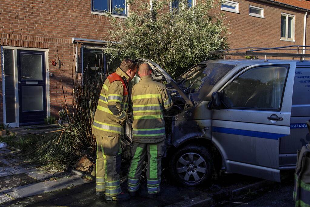 Bestelbus gaat in vlammen op