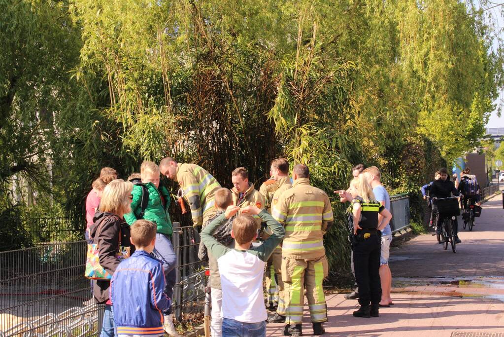 Buurtbewoners blussen brandend riet