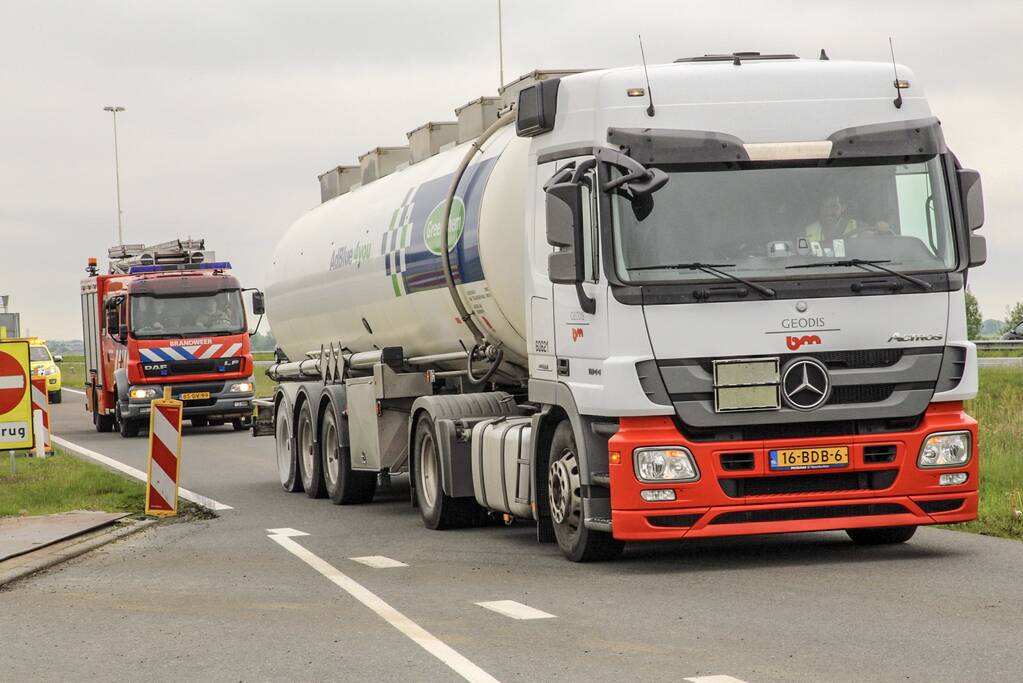 Vastgelopen remmen vrachtwagen zorgt voor brand