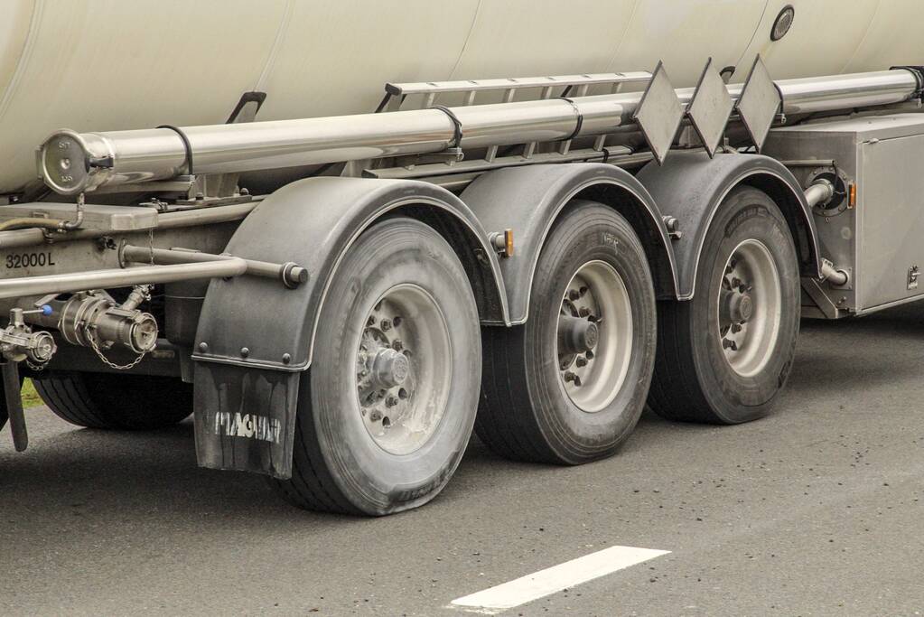 Vastgelopen remmen vrachtwagen zorgt voor brand