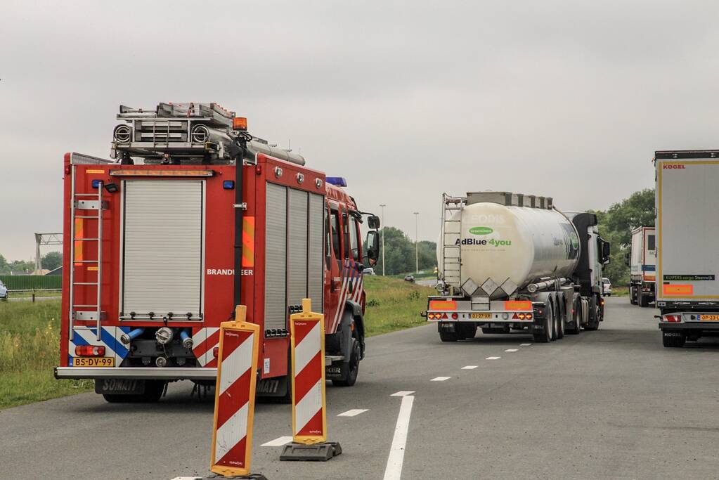 Vastgelopen remmen vrachtwagen zorgt voor brand