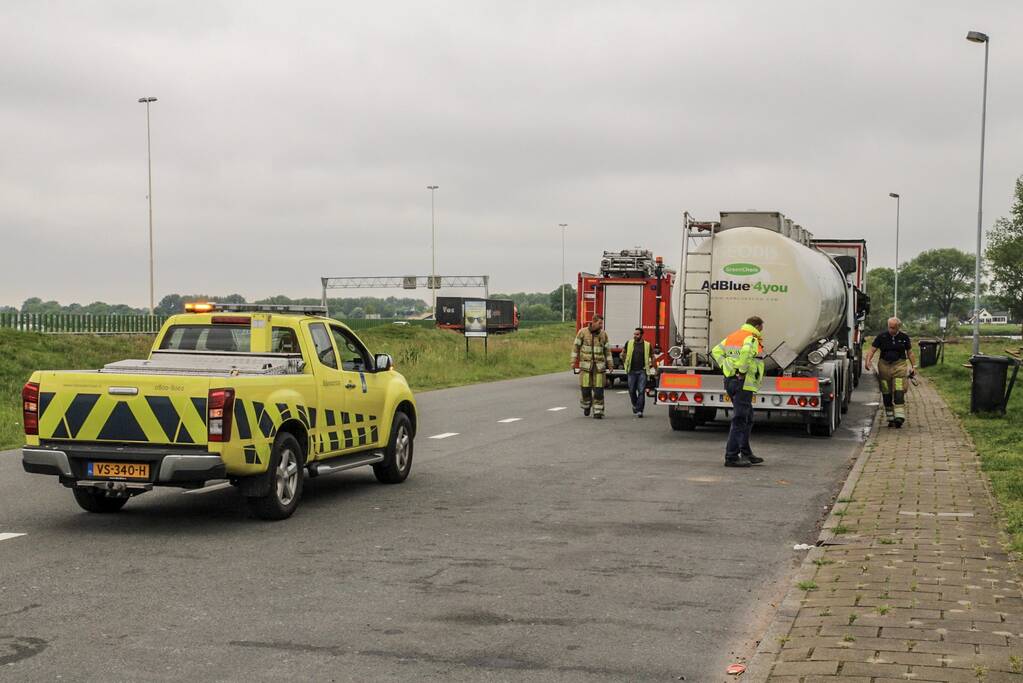 Vastgelopen remmen vrachtwagen zorgt voor brand